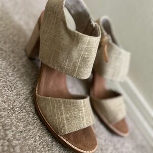 ✨TOMS Majorca Heeled Sandal Gold Fabric Zip Up Block Heel Open Toe✨
